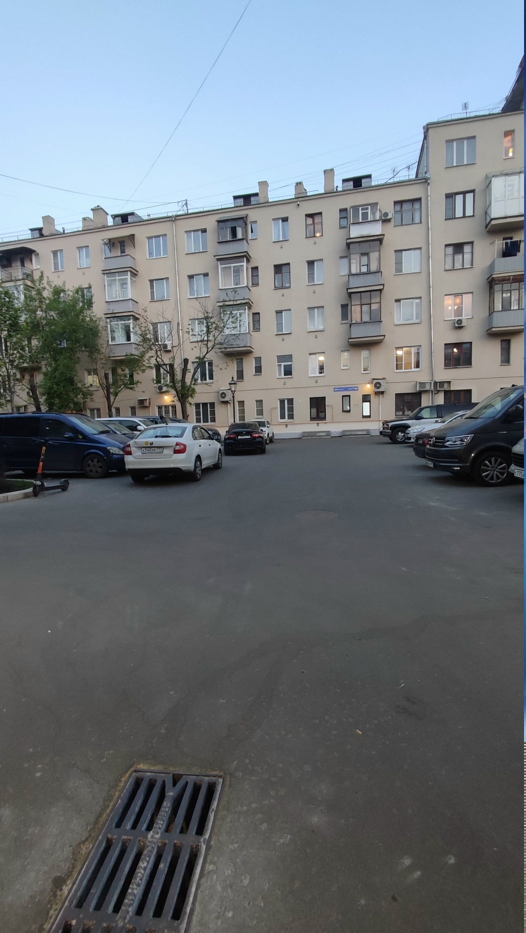 Бежевый дом во дворе
