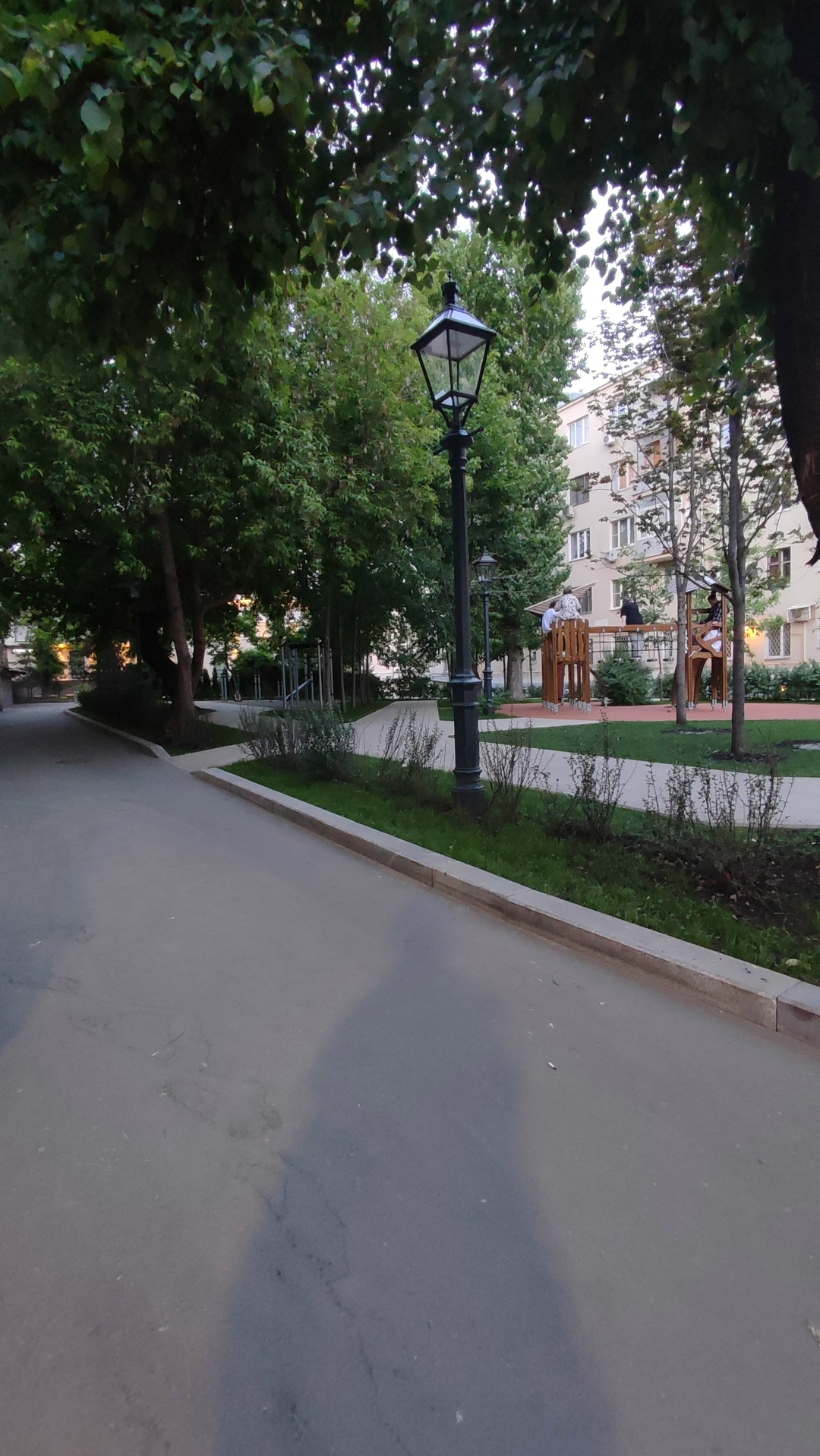 Путь через площадку к левому углу здания