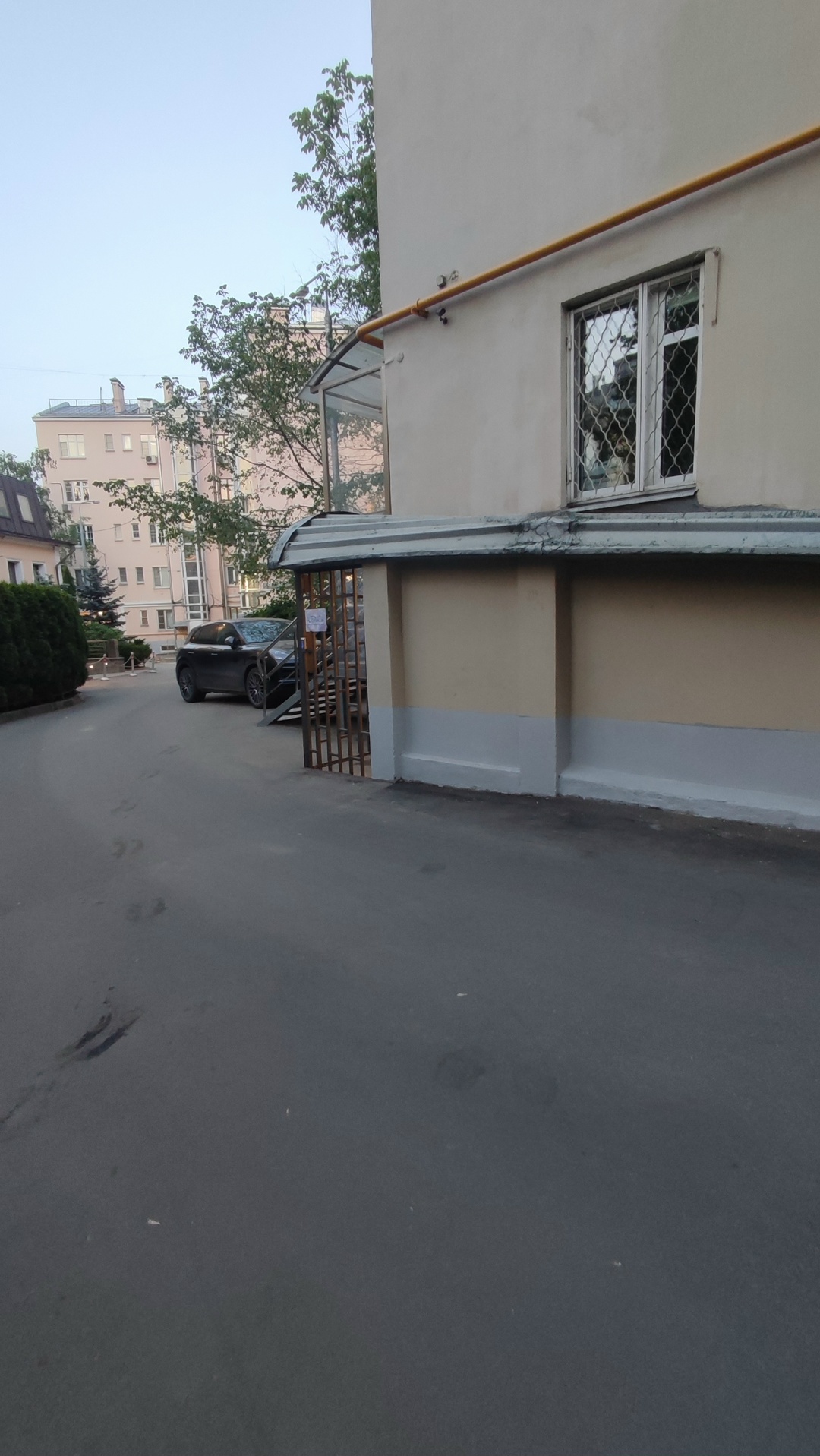 Угловой подъезд с серой дверью